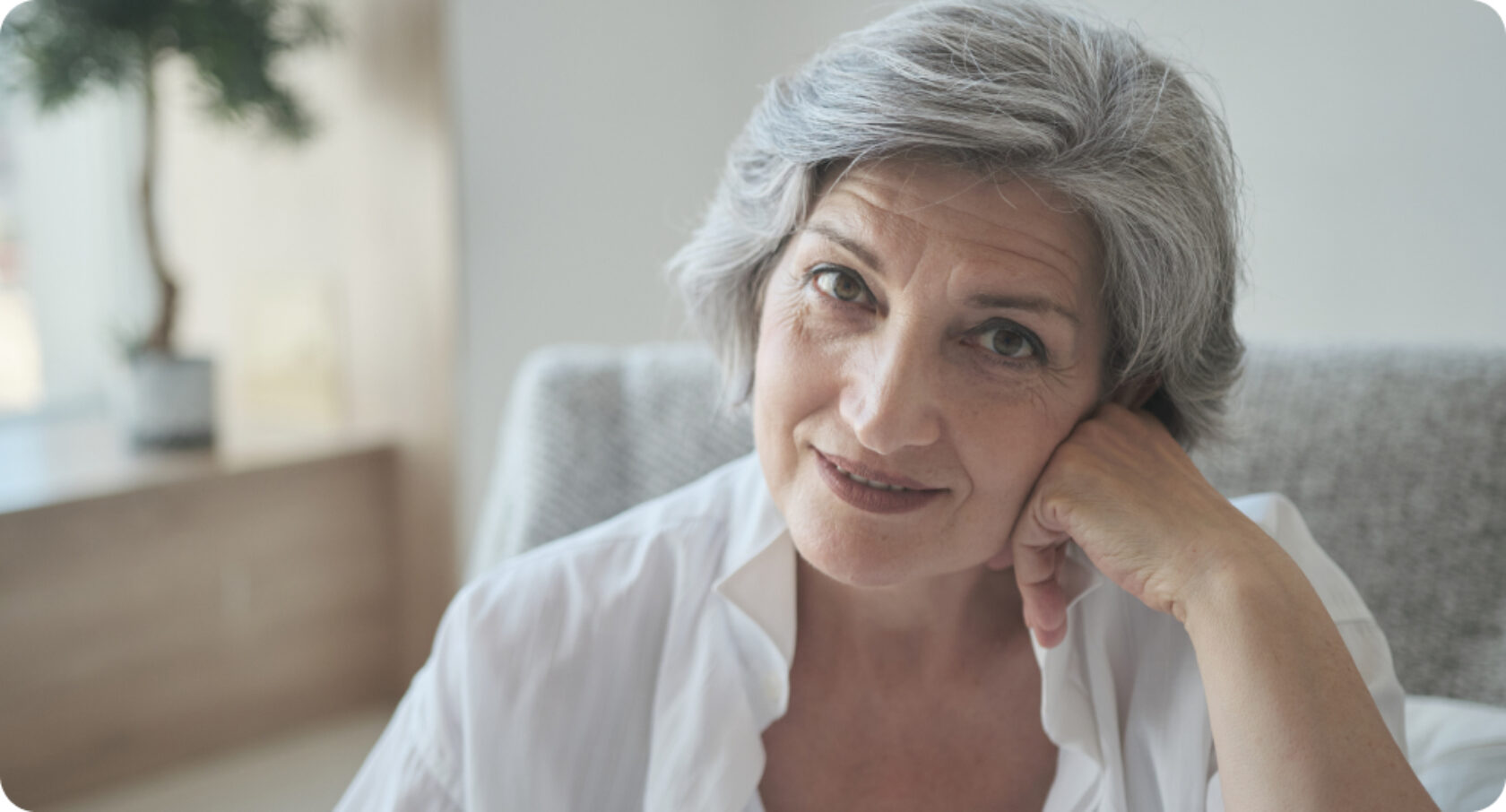 Mujer sonriente en su casa.